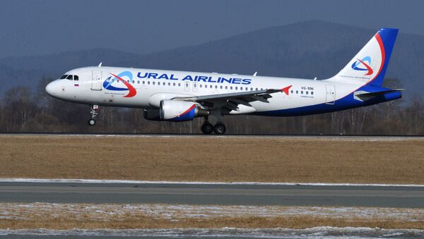 Авион Ејрбас А320 компаније Уралске авиалиније на аеродрому у Владивостоку - Sputnik Србија