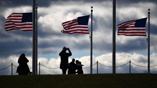 Turisti pored američkih zastava u Vašingtonu - Sputnik Srbija