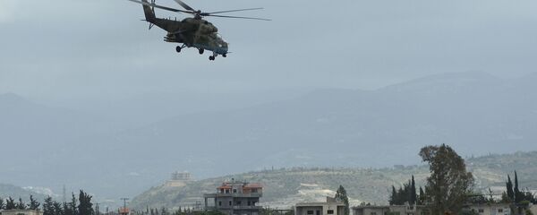 Руски хеликоптер Ми-35 облеће авиобазу Хмејмим у Сирији - Sputnik Србија