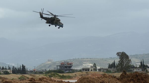 Ruski helikopter Mi-35 obleće aviobazu Hmejmim u Siriji - Sputnik Srbija