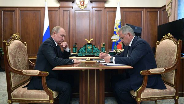 Председник Русије Владимир Путин и министар одбране Сергеј Шојгу - Sputnik Србија