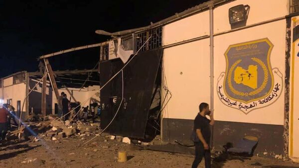 Zgrada centra za ilegalne migrante u predgrađu Tripolija oštećena u vazdušnom napadu. - Sputnik Srbija