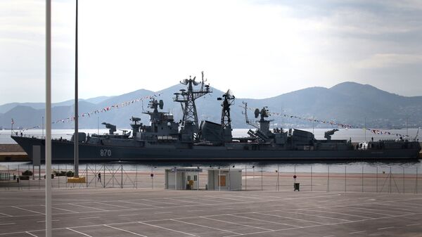 Ruski ratni razarač Smetljivi ukotvljen u luci Pirej u Atini - Sputnik Srbija