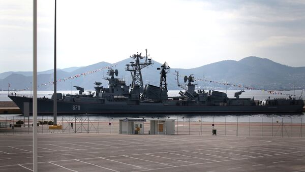 Ruski ratni razarač Smetljivi ukotvljen u luci Pirej u Atini - Sputnik Srbija