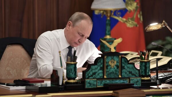 Predsednik Rusije Vladimir Putin u radnom kabinetu - Sputnik Srbija