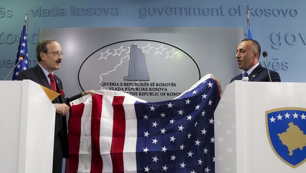 Албански лобиста, конгресмен Елиот Енгел предаје Рамушу Харадинају америчку заставу на поклон, приликом посете Приштини новембра 2017.  - Sputnik Србија