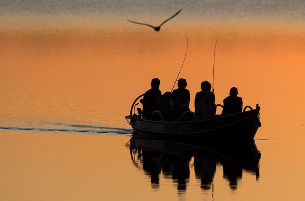 Локални рибари на језеру Лушјај у близини литванског града Игналина - Sputnik Србија