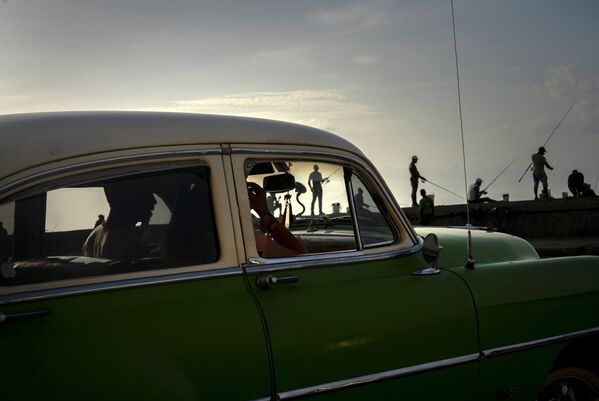 Рибари по заласку сунца у Хавани на Куби - Sputnik Србија
