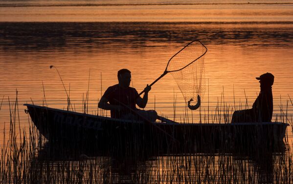 Локални рибари на језеру Лушјај у близини литванског града Игналина - Sputnik Србија