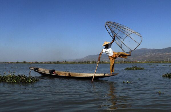Ribolovac iz provincije Inta u Mjanmaru demonstrira tehnike ribolova na jezeru Inle - Sputnik Srbija