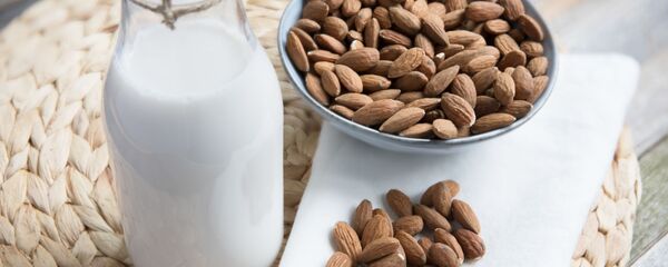 Млеко и бадеми - Sputnik Србија