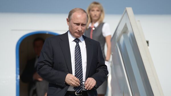 Председник Русије Владимир Путин силази из авиона - Sputnik Србија