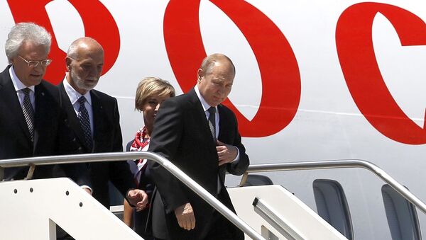 Председник Русије Владимир Путин излази из авиона након слетања на аеродром у Риму - Sputnik Србија