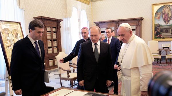 Владимир Путин и папа Фрања у Ватикану Владимир Путин и папа Фрања у Ватикану - Sputnik Србија