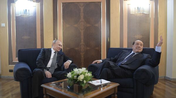 Председник Русије Владимир Путин и бивши италијански премијер Силвио Берлускони током састанка на аеродрому у Риму - Sputnik Србија