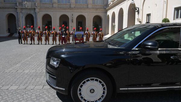 Аутомобил председника Русије Аурус у Ватикану - Sputnik Србија