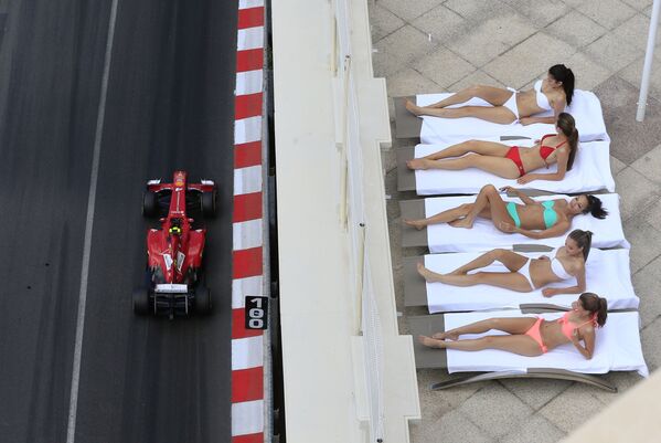 Devojke u bikiniju tokom takmičenja Grand pri Formule 1 u Monte Karlu - Sputnik Srbija
