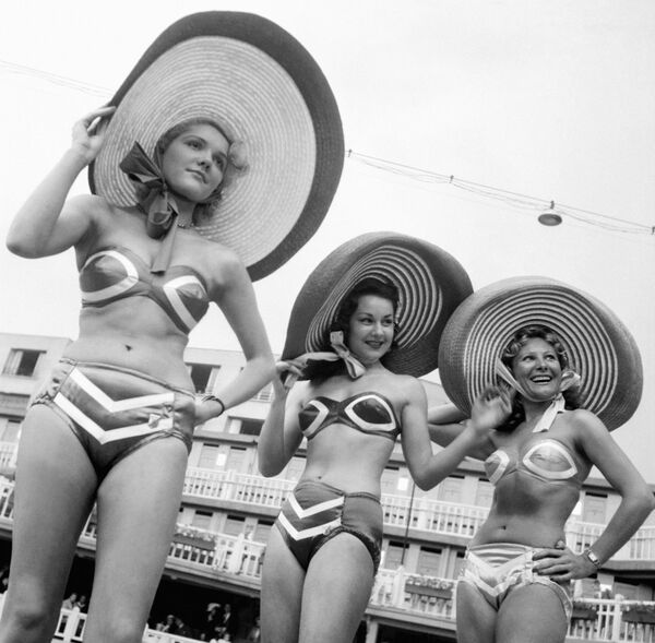 Modeli poziraju za prvu prezentaciju bikinija 5. jula 1946. Ime „bikini“ potiče od atolskog dela Pacifika, koji je poznat kao centar američkih nuklearnih testova. - Sputnik Srbija