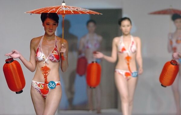 Učesnice na međunarodnom takmičenju za mis bikinija u Kini, 12. mart 2006.  - Sputnik Srbija