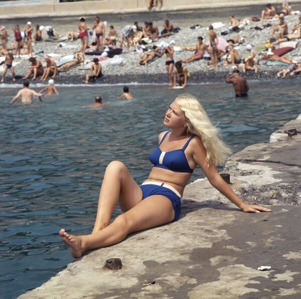 Devojka u bikiniju na plaži u Sočiju, 31. jul 1970. - Sputnik Srbija