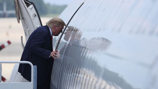 Председник САД Доналд Трамп улази у авион - Sputnik Србија