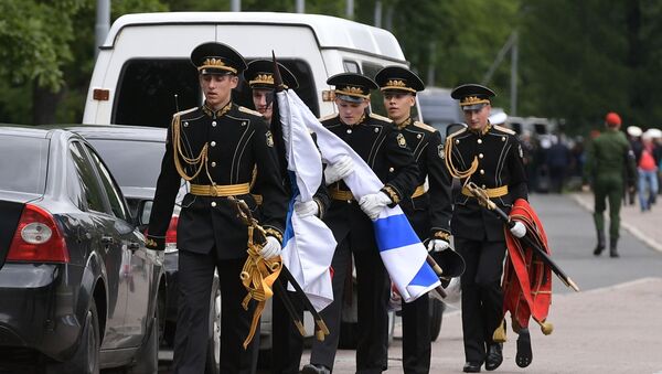 Vojnici počasne straže na Serafimovskom groblju u Sankt Peterburgu dolaze na sahranu podmorničara - Sputnik Srbija