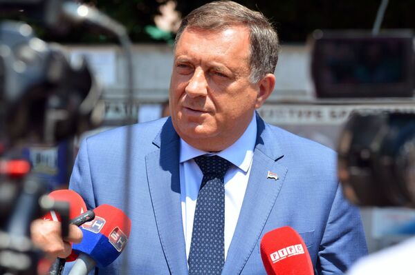 Сарајево тера Српску да на незаконит начин ставља ван снаге незаконите одлуке Сарајево тера Српску да на незаконит начин ставља ван снаге незаконите одлуке - Sputnik Србија