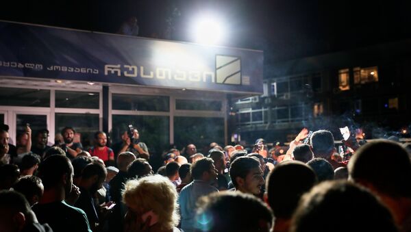 Демонстранти испред грузијској телевизије Рустави 2 у Тбилисију - Sputnik Србија