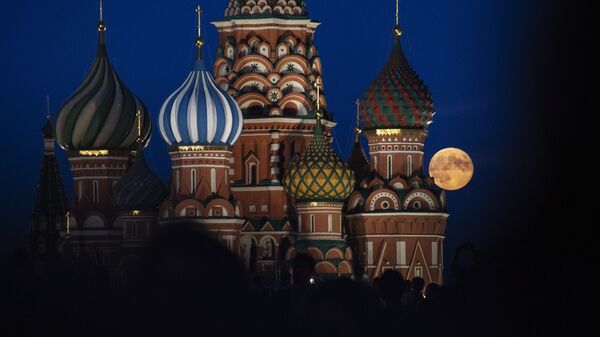 Месец изнад цркве Василија Блаженог у Москви - Sputnik Србија
