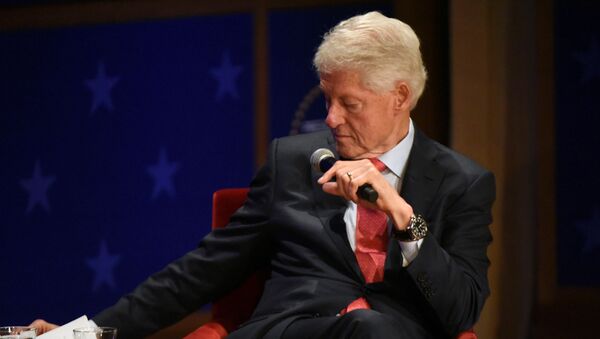 Бил Клинтон је био чест гост у Епстајновим приватним авионима - Sputnik Србија