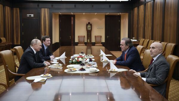 Predsednik Rusije Vladimir Putin i američki režiser Oliver Stoun tokom intervjua - Sputnik Srbija
