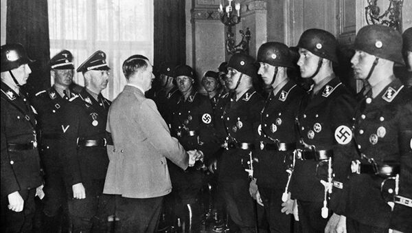 Хитлер се рукује са младим члановима елитне нацистичке СС јединице 1937. године у Берлину - Sputnik Србија
