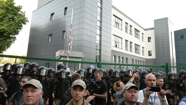 Pripadnici policije tokom protesta ispred televizije Njuzvan protiv telemosta sa ruskim kanalom Rusija 1   - Sputnik Srbija