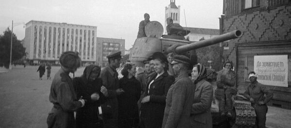 Грађани Естоније разговарају са совјетским тенкистима који су ослободили Талин - Sputnik Србија