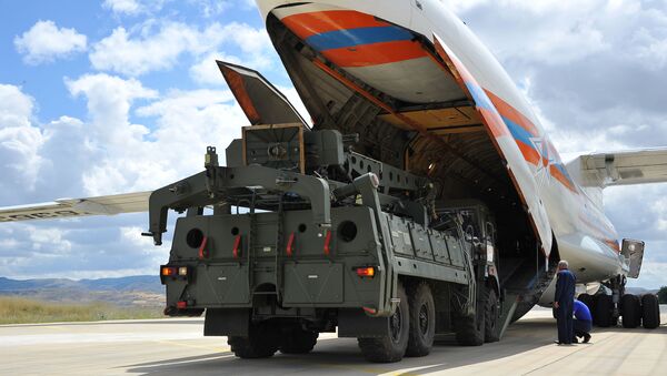 Први део испоруке руских противваздушних система С-400 Турској истоварује се из руског теретног авиона на аеродрому Муртед у близини Анкаре - Sputnik Србија