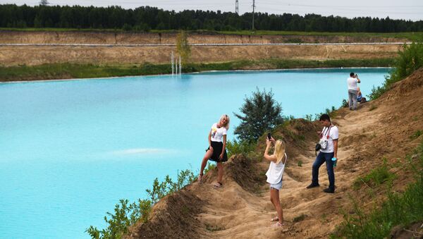 Posetioci se fotografišu na deponiji termoelektrane u Novosibirsku - Sputnik Srbija