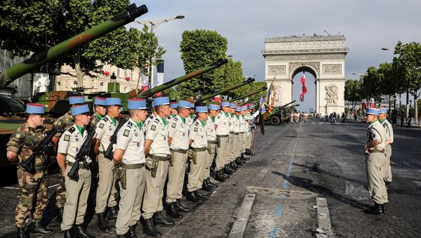 Француски војници постројени пред почетак параде поводом Дана пада Бастиље у Паризу - Sputnik Србија