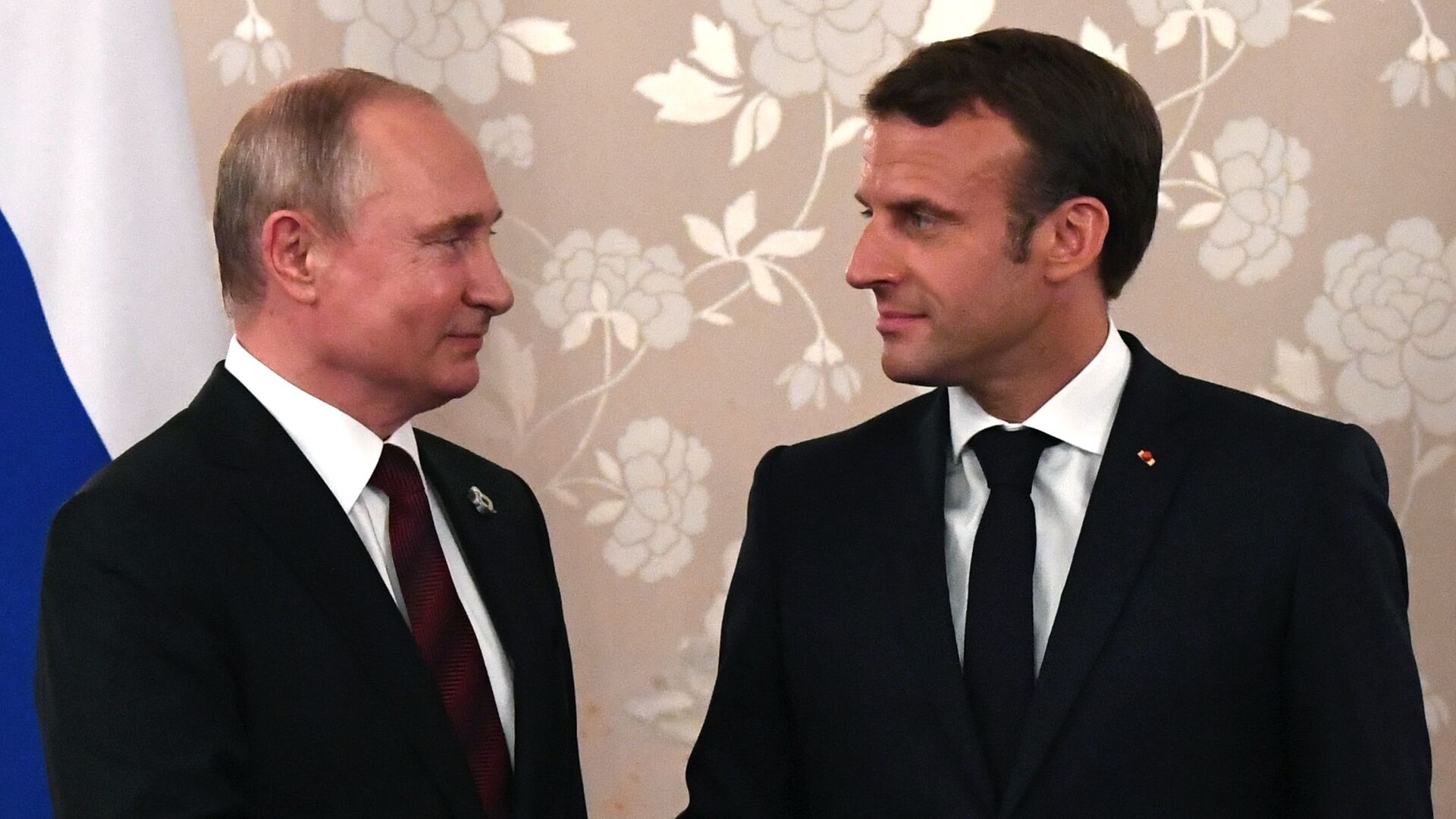 Predsednik Rusije Vladimir Putin i predsednik Francuske Emanuel Makron na sastanku u okviru G20 u Osaki - Sputnik Srbija, 1920, 14.12.2021