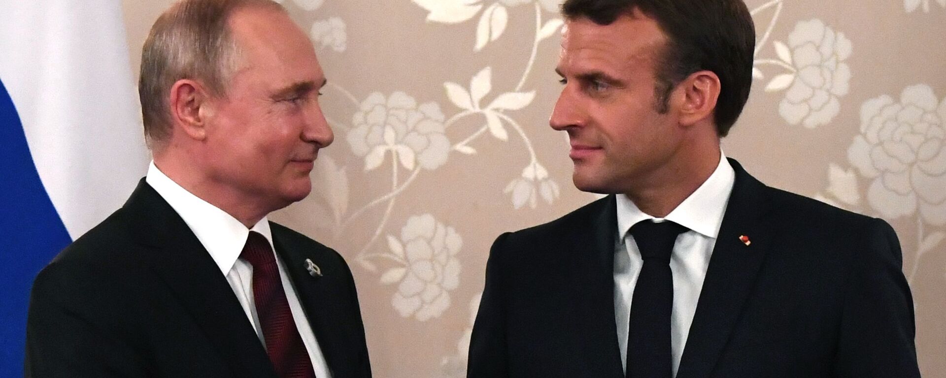 Predsednik Rusije Vladimir Putin i predsednik Francuske Emanuel Makron na sastanku u okviru G20 u Osaki - Sputnik Srbija, 1920, 14.12.2021