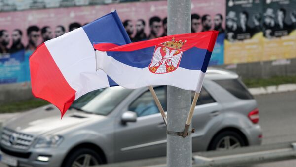Српска и француска застава за дочек Емануела Макрона у Београду - Sputnik Србија