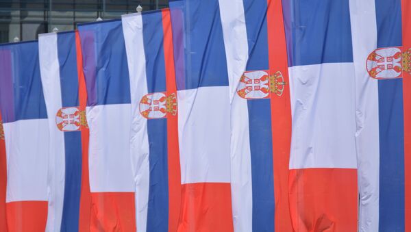 Zastave Srbije i Francuske ispred Palate „Srbija“ - Sputnik Srbija