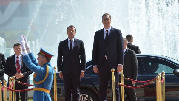 Predsednik Srbije Aleksandar Vučić i predsednik Francuske Emanuel Makron tokom svečanog dočeka ispred Palate „Srbija“. - Sputnik Srbija