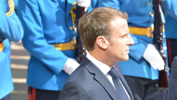 Predsednik Francuske Emanuel Makron tokom ceremonije svečnog dočeka ispred Palate „Srbija“.  - Sputnik Srbija