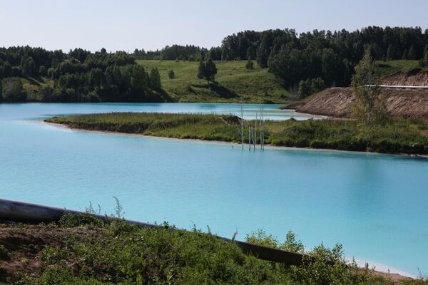 Ovo jezero ima specifičnu boju zbog kalcijuma soli i drugih metalnih oksida iz elektrane.

 - Sputnik Srbija