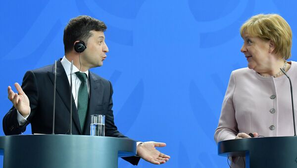 Predsednik Ukrajine Vladimir Zelenski i nemačka kancelarka Angela Merkel na zajedničkoj konferenciji za medije nakon sastanka u Berlinu - Sputnik Srbija