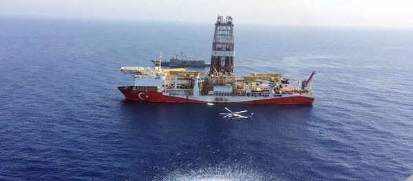 Хеликоптер лети изнад турског брода за бушење Фатих - Sputnik Србија