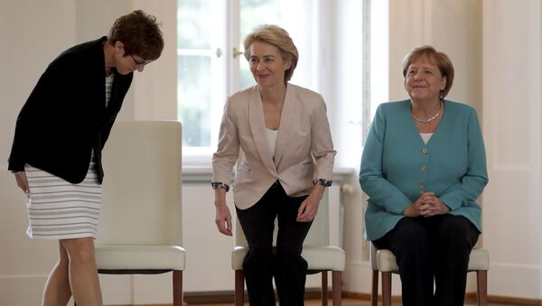 Anegret Kramp Karenbauer, Ursula fon der Lejen i Angela Merkel - Sputnik Srbija
