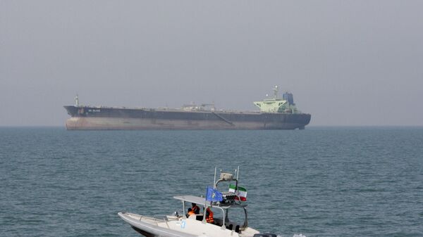 Глисер Иранске револуционарне гарде прилази танкеру у Персијском заливу - Sputnik Србија