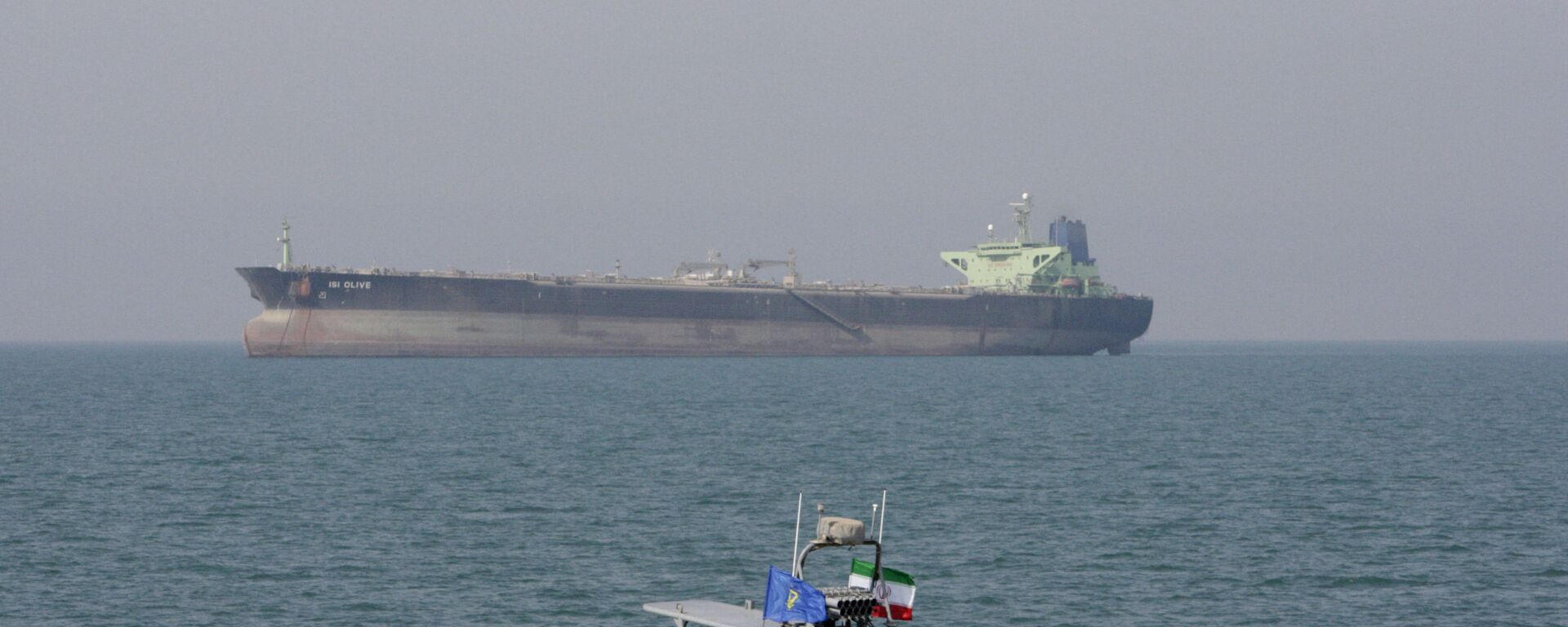 Gliser Iranske revolucionarne garde prilazi tankeru u Persijskom zalivu - Sputnik Srbija, 1920, 06.03.2026