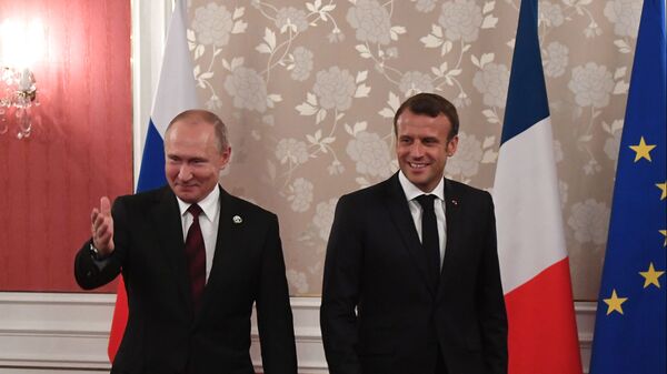 Predsednici Rusije i Francuske Vladimir Putin i Emanuel Makron tokom razgovora u Osaki - Sputnik Srbija